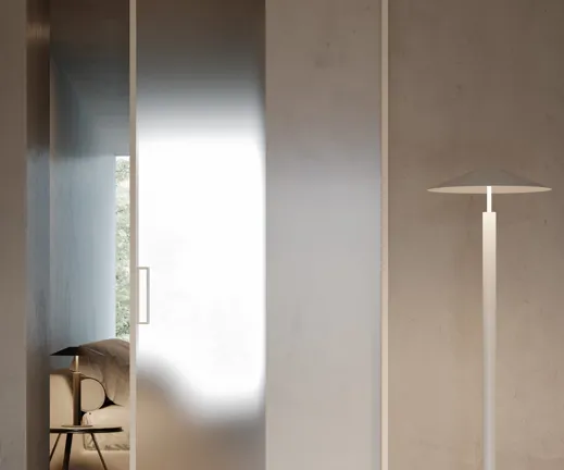 Porta scorrevole in vetro satinato con profilo sottile in alluminio per separare gli ambienti interni