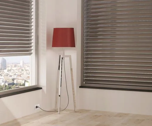 Frangisole orientabili per finestre: schermature solari per regolare la luce e migliorare il comfort abitativo.